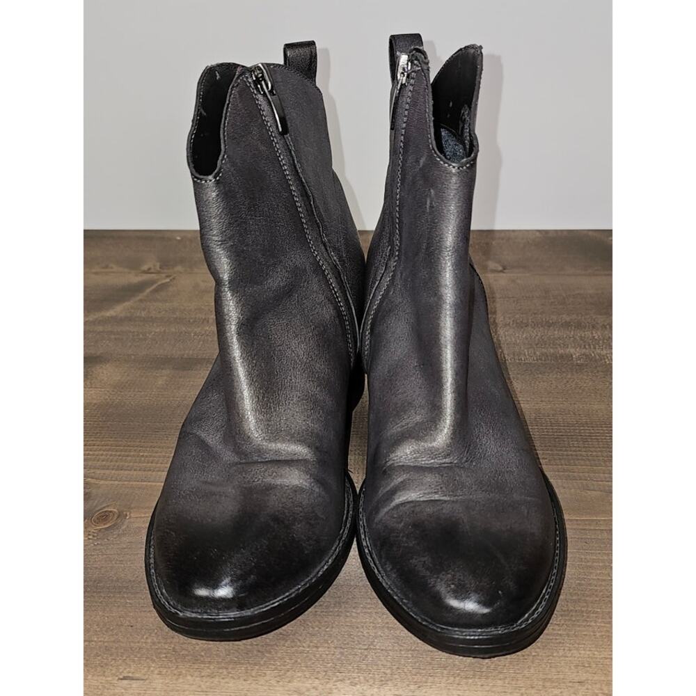 Clarks leather ankle boots ladies size 7M distressed gray low heel